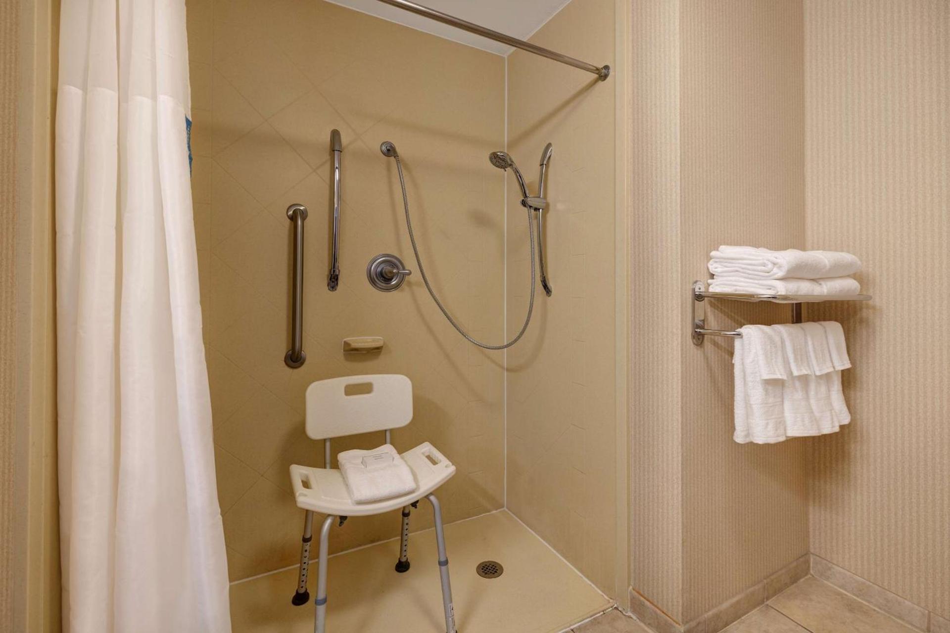 Hampton Inn Victoria photo 26