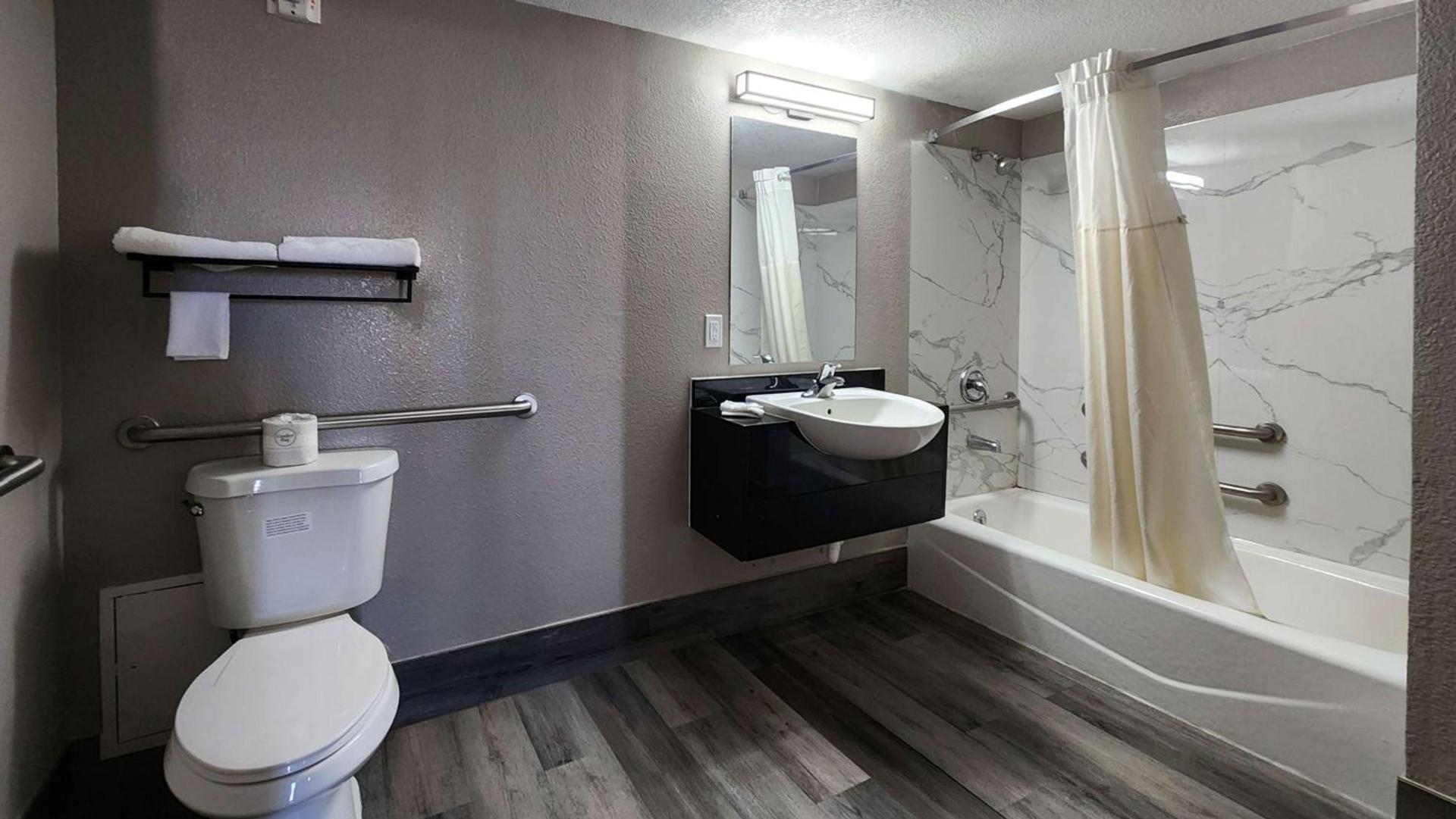 Studio 6 Houston TX Medical Center NRG Stadium photo 9