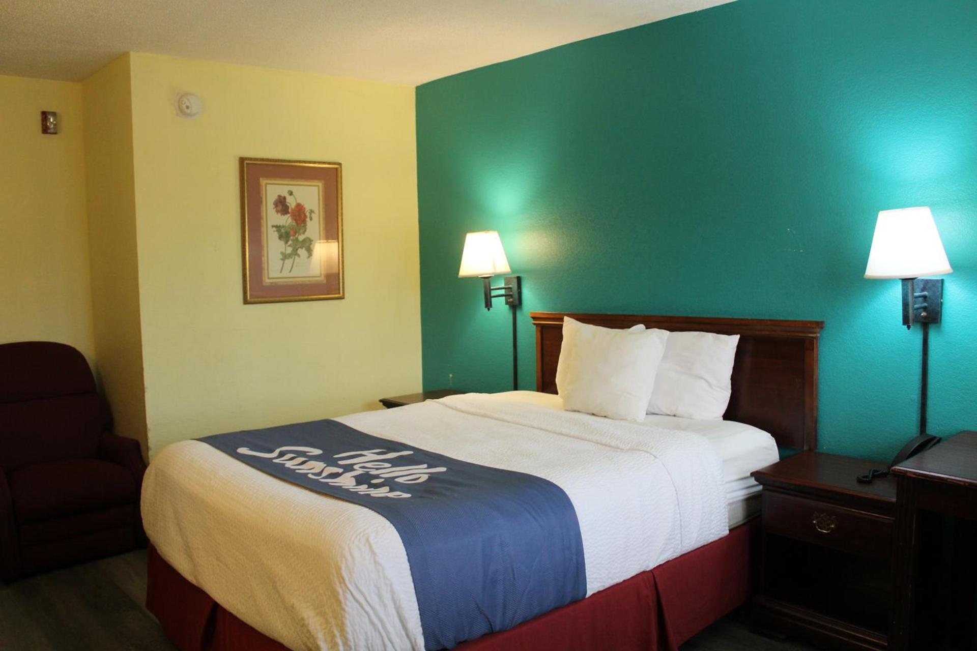 Days Inn by Wyndham Marianna photo 33