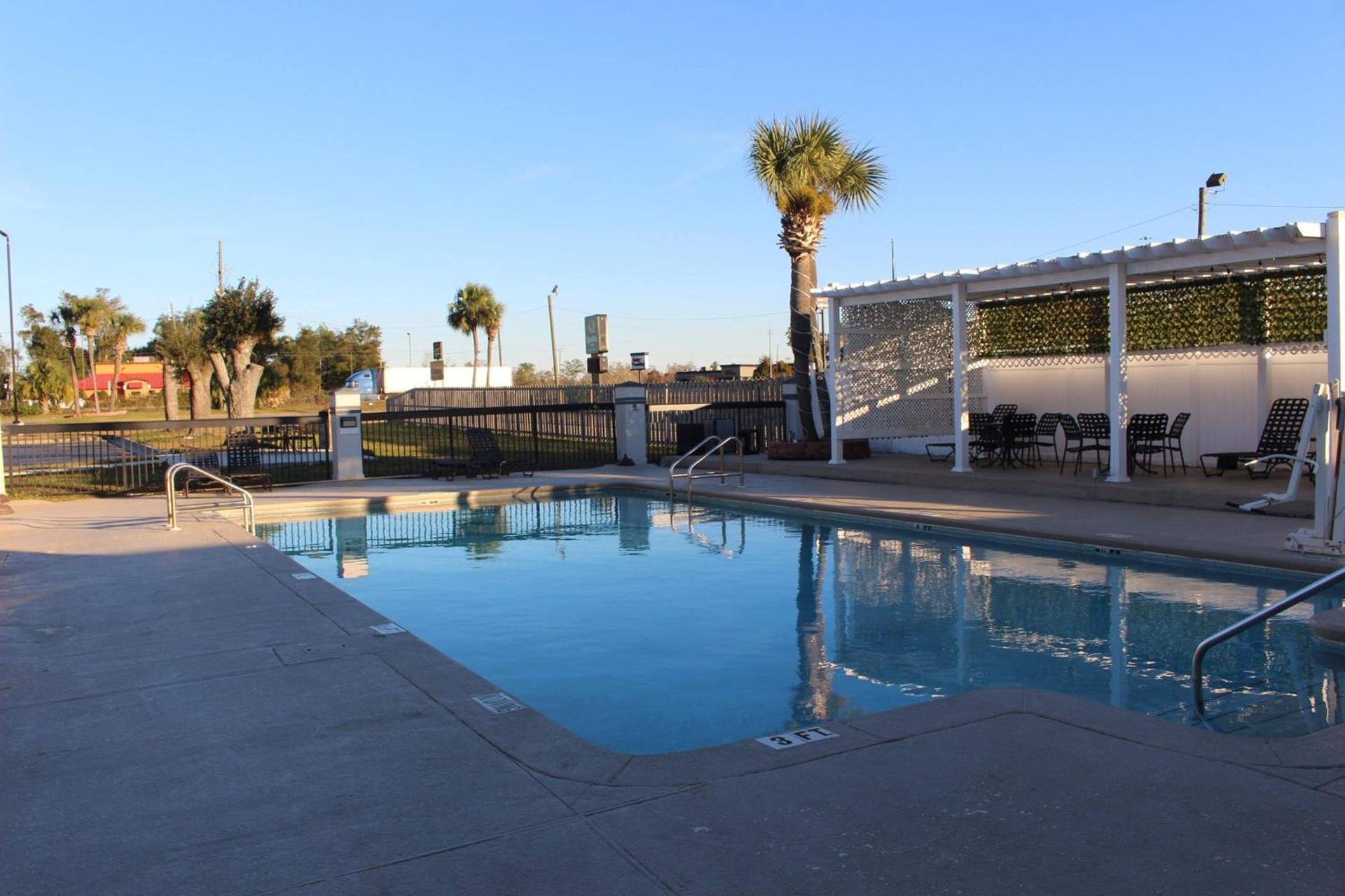 Days Inn by Wyndham Marianna photo 65