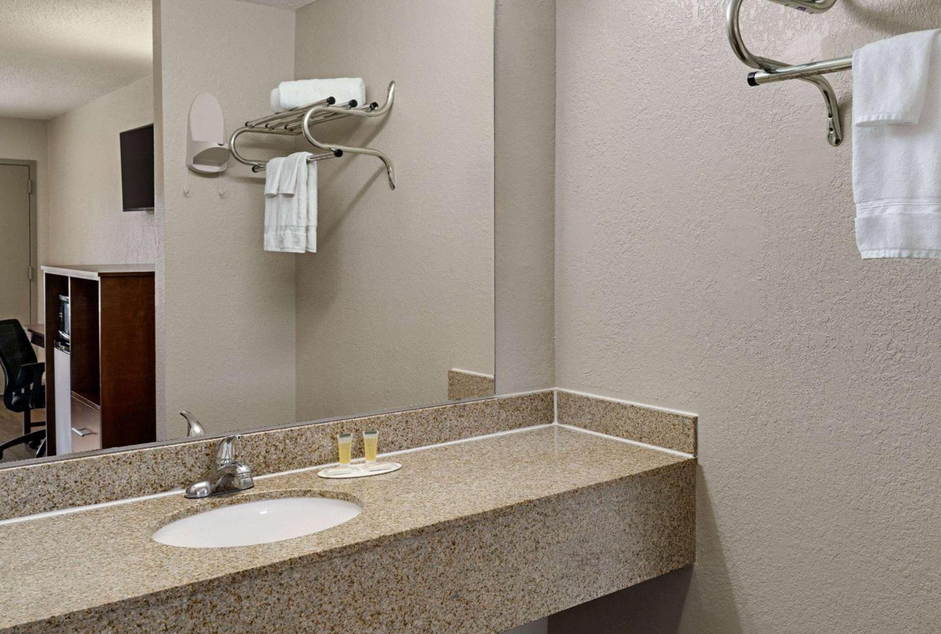 Days Inn by Wyndham Dillon photo 27
