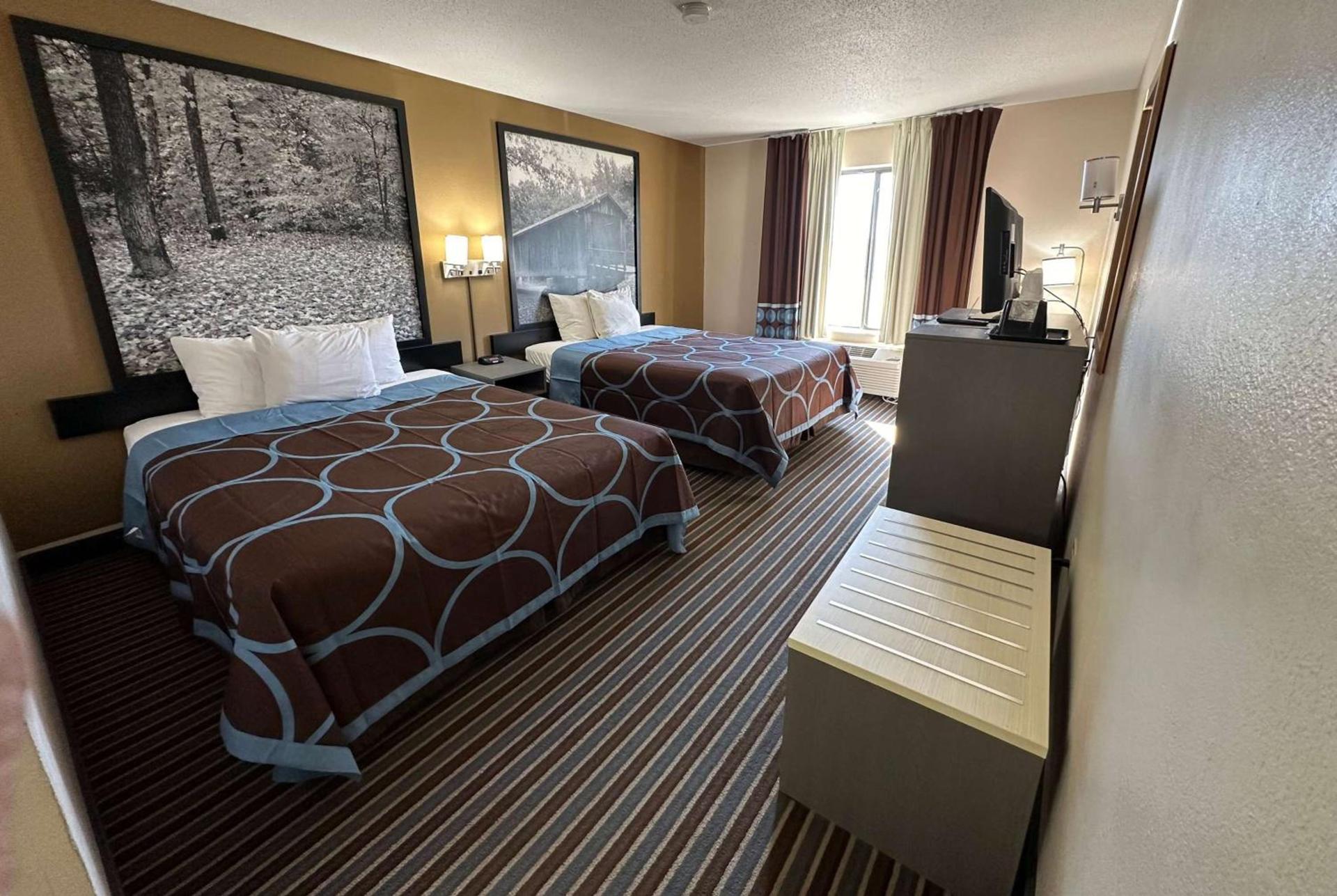 Super 8 by Wyndham Columbia Clark Lane photo 2