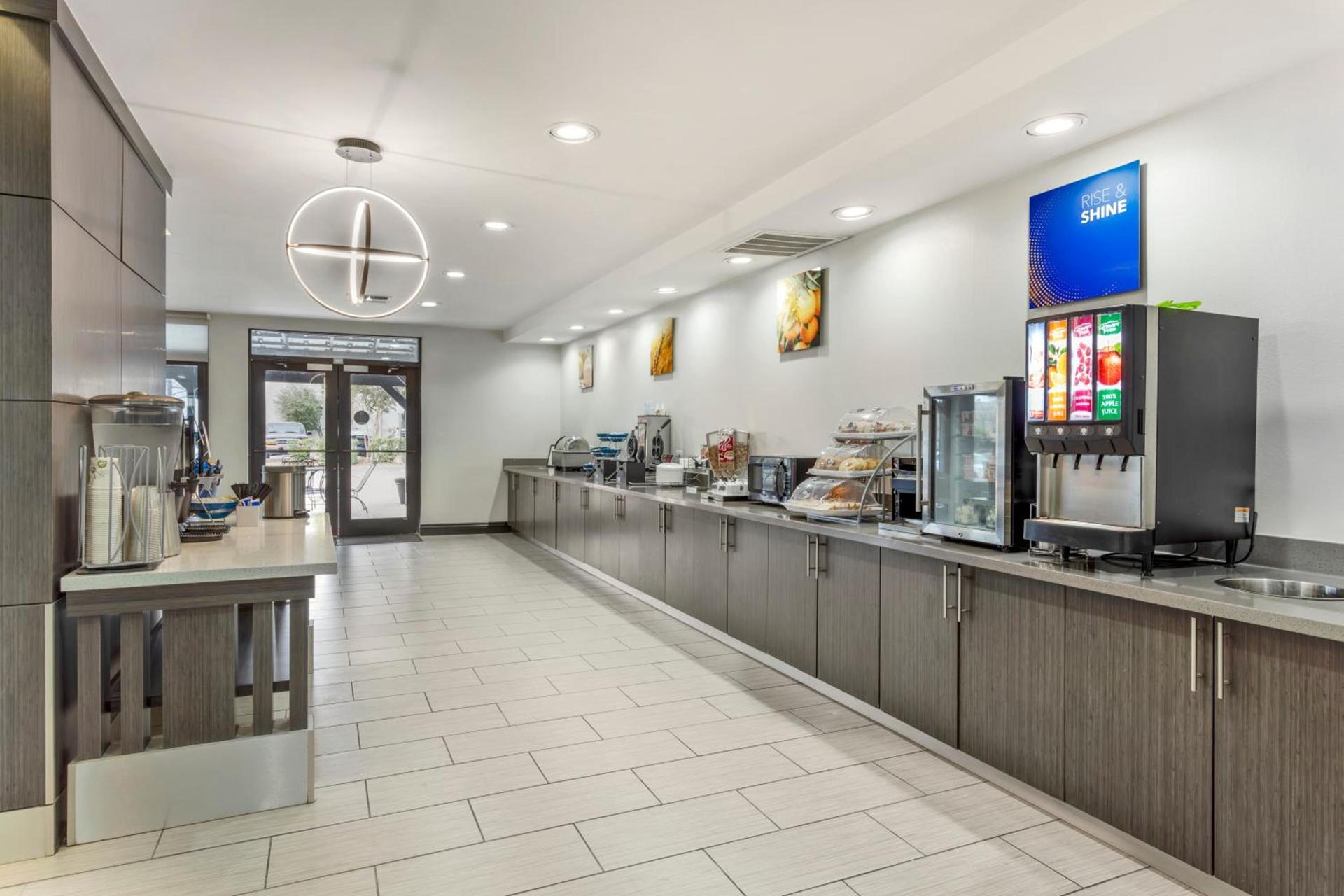 Comfort Inn & Suites Irving Las Colinas DFW photo 10
