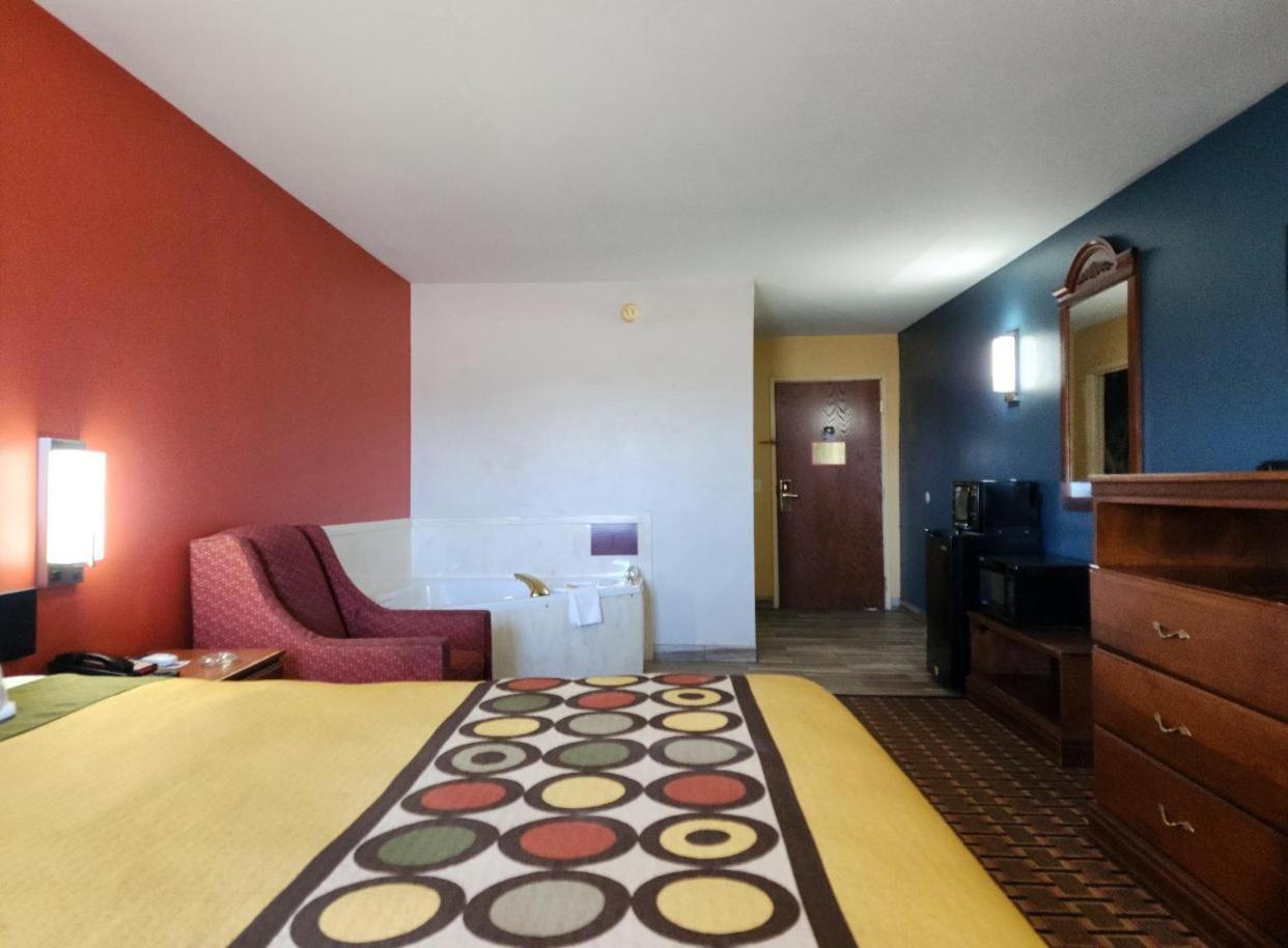 Super 8 by Wyndham White Hall photo 5