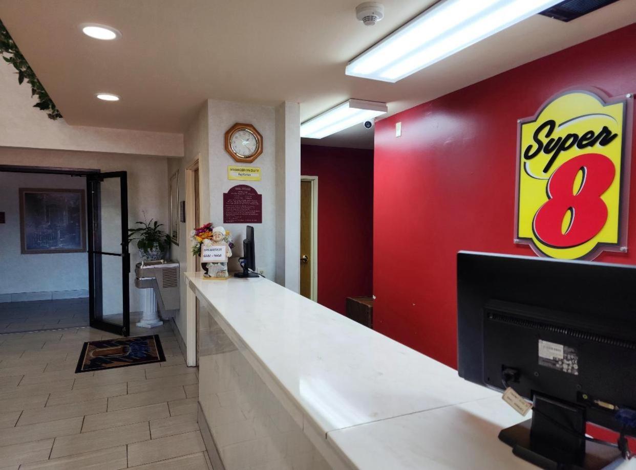 Super 8 by Wyndham White Hall photo 18