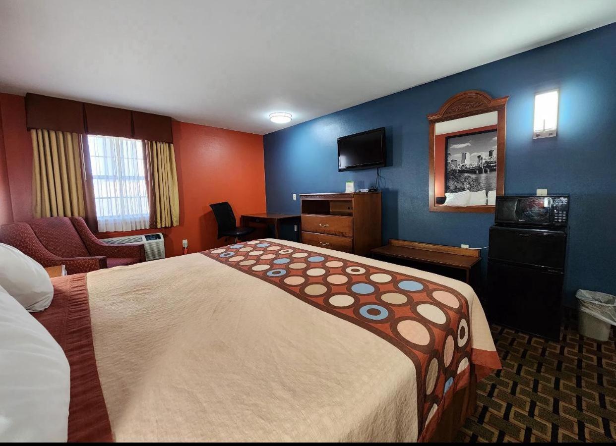 Super 8 by Wyndham White Hall photo 22