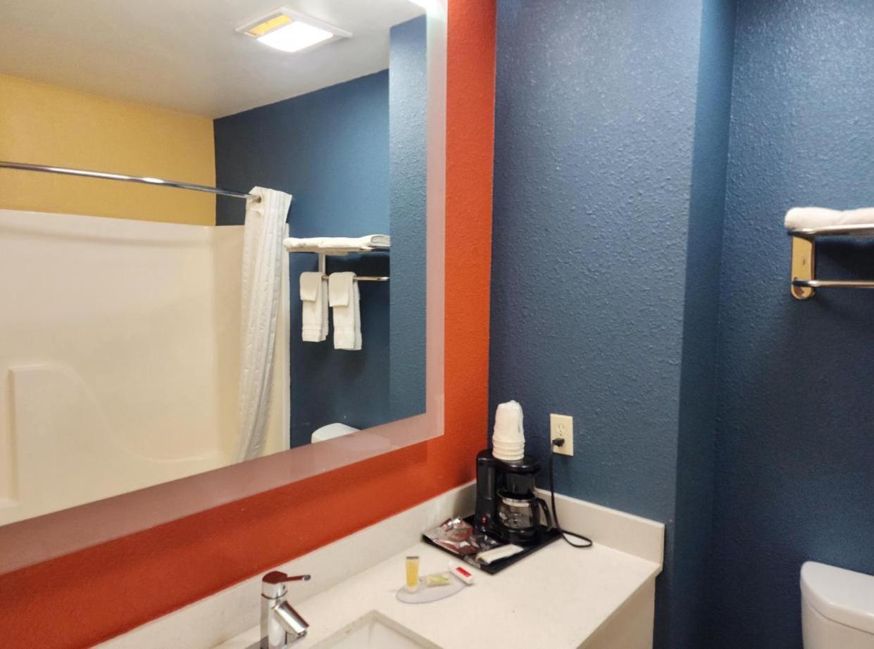 Super 8 by Wyndham White Hall photo 24