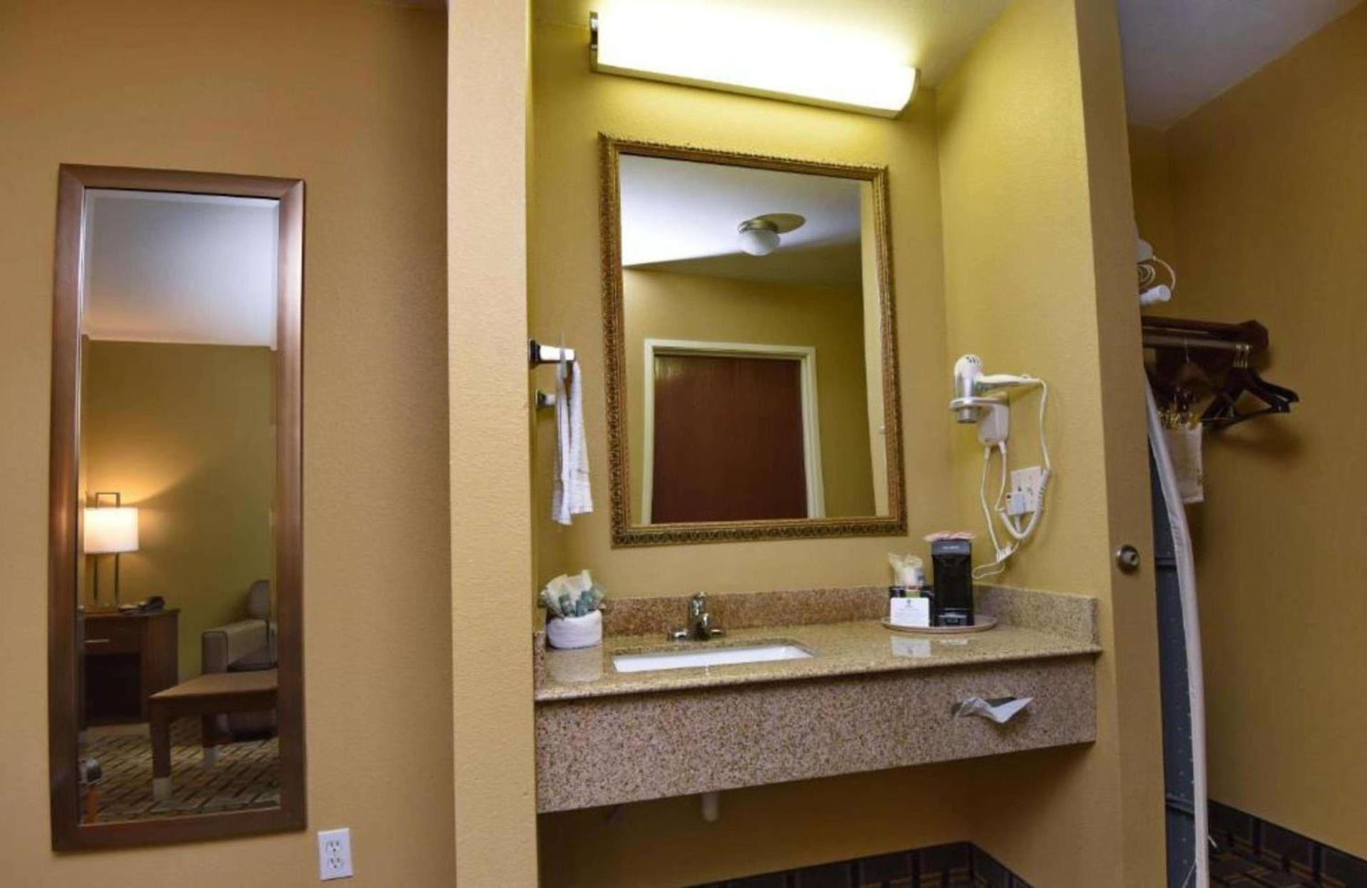 Best Western Zachary Inn photo 45