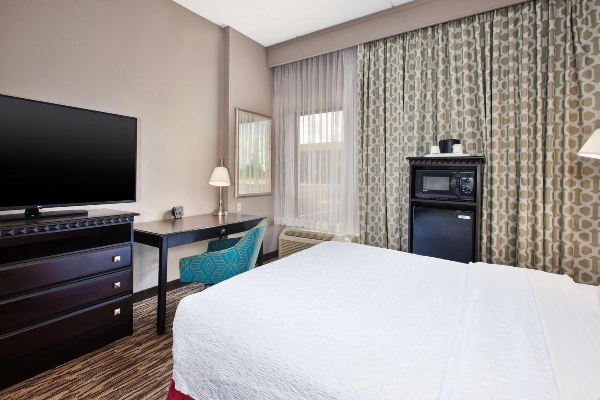 Hampton Inn & Suites Cleveland-Airport/Middleburg Heights photo 53