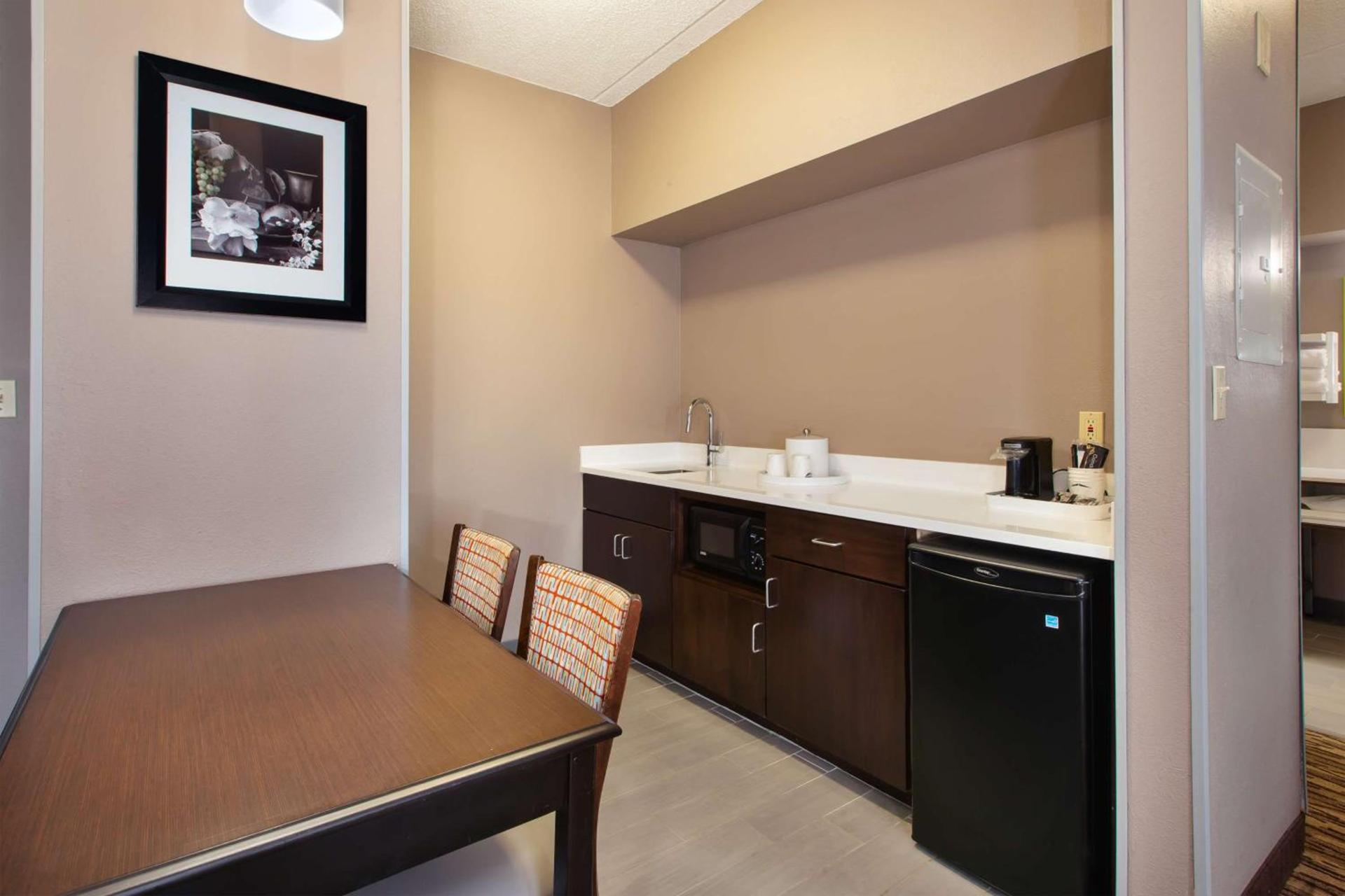 Hampton Inn & Suites Cleveland-Airport/Middleburg Heights photo 55