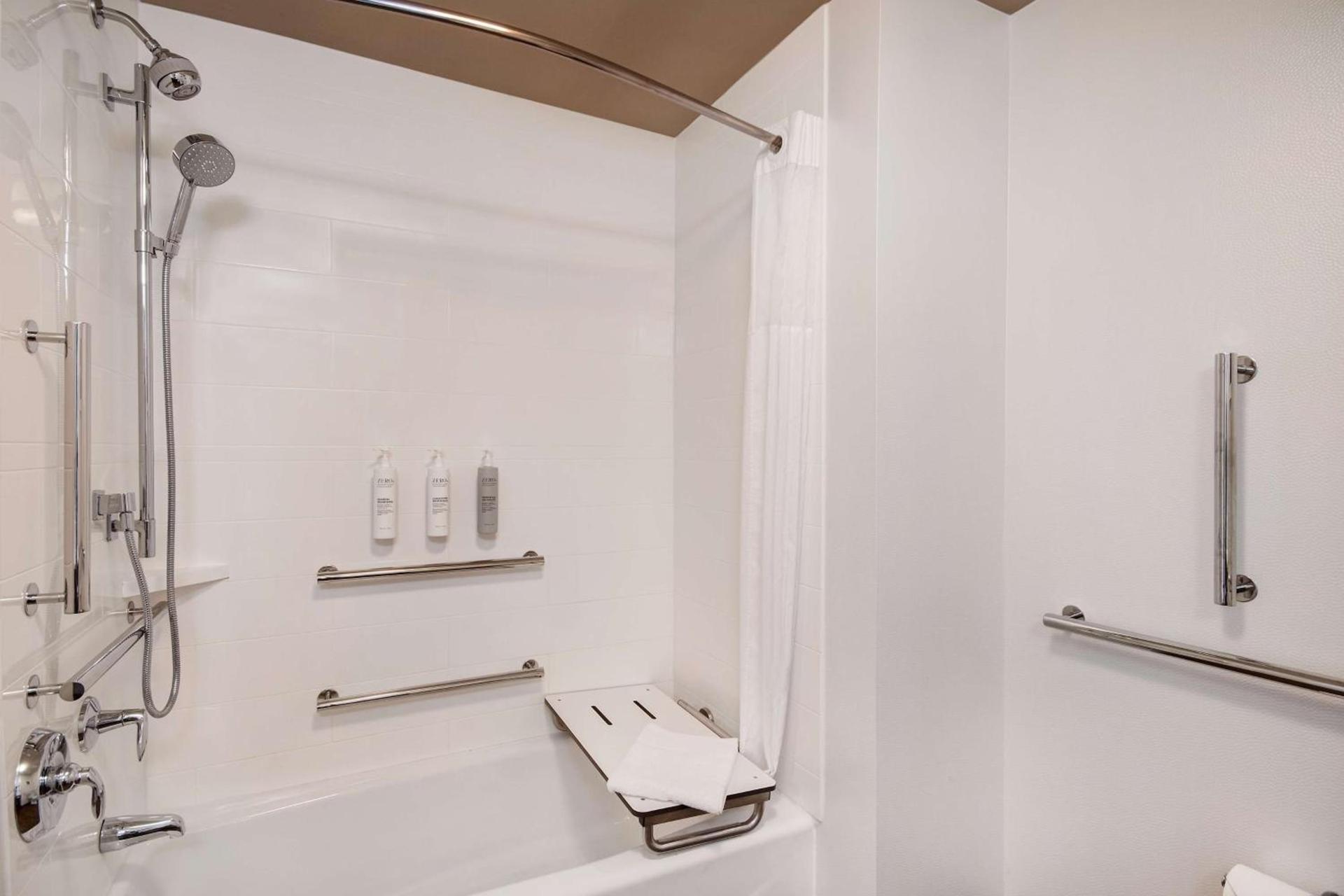 Hampton Inn Livonia Detroit photo 24