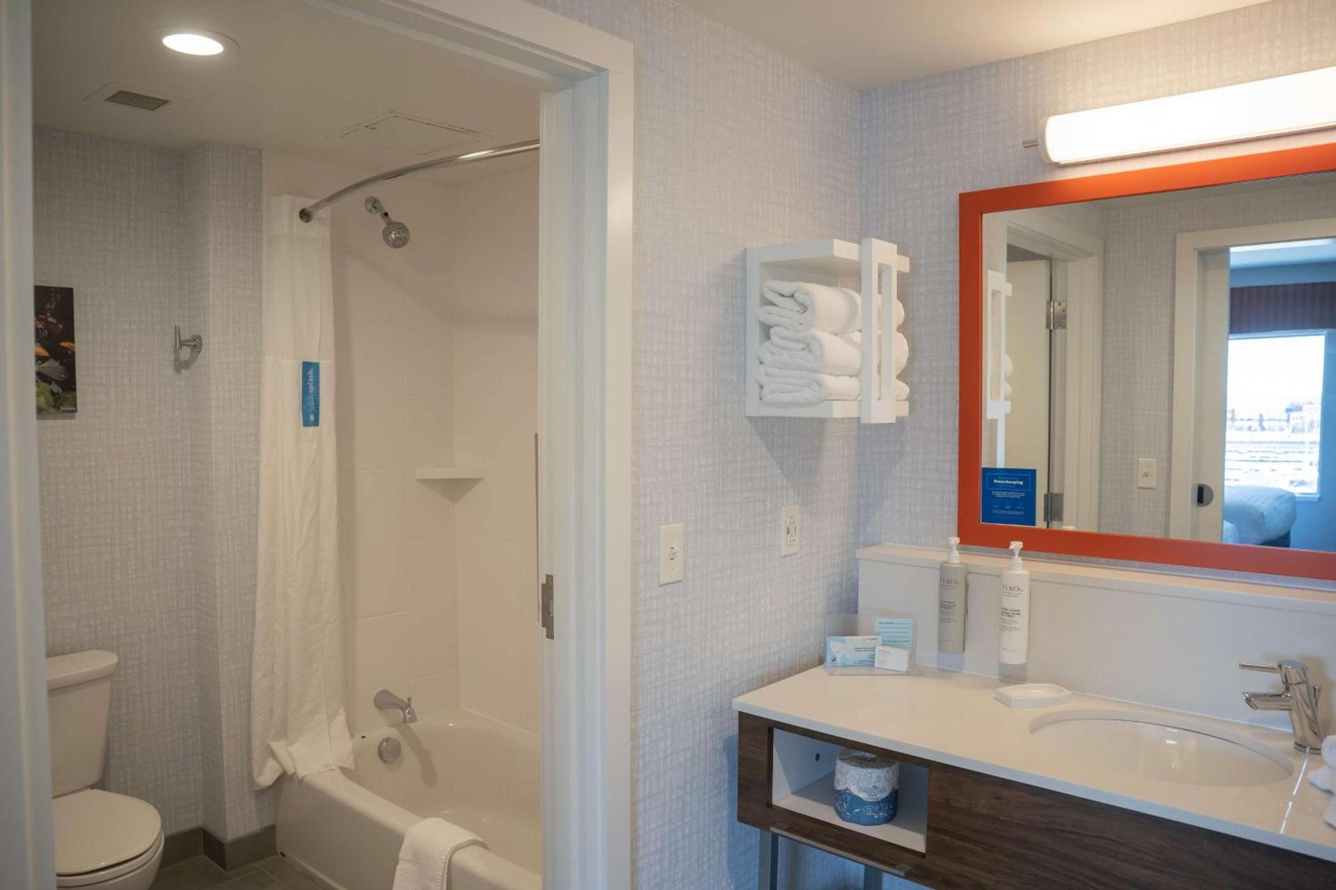 Hampton Inn & Suites Erie Bayfront photo 38