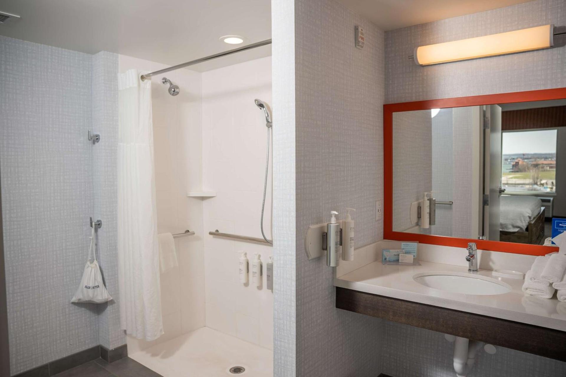 Hampton Inn & Suites Erie Bayfront photo 65