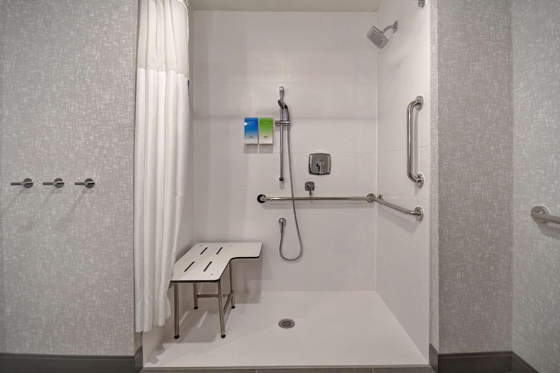 Hampton Inn & Suites Las Vegas Convention Center - No Resort Fee photo 7