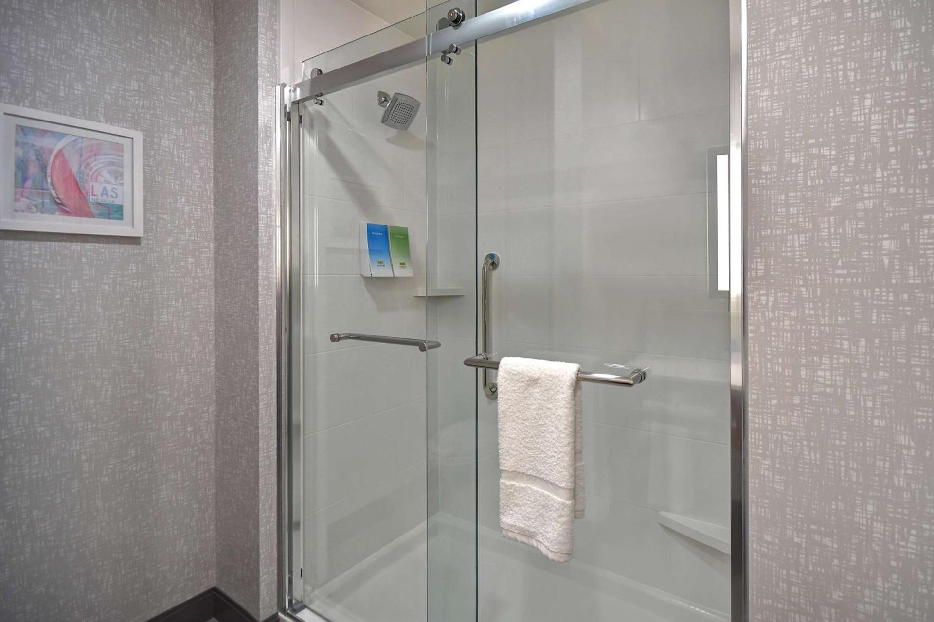 Hampton Inn & Suites Las Vegas Convention Center - No Resort Fee photo 12