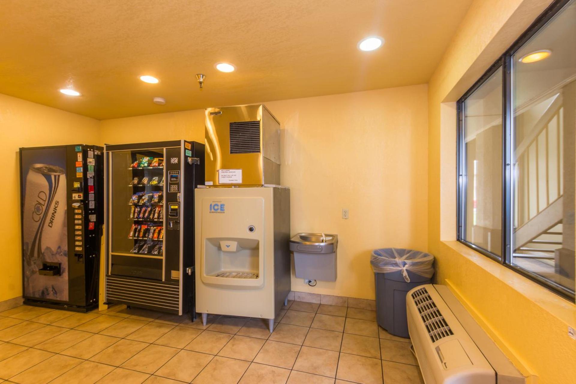 Super 8 by Wyndham Oklahoma Airport Fairgrounds West photo 23