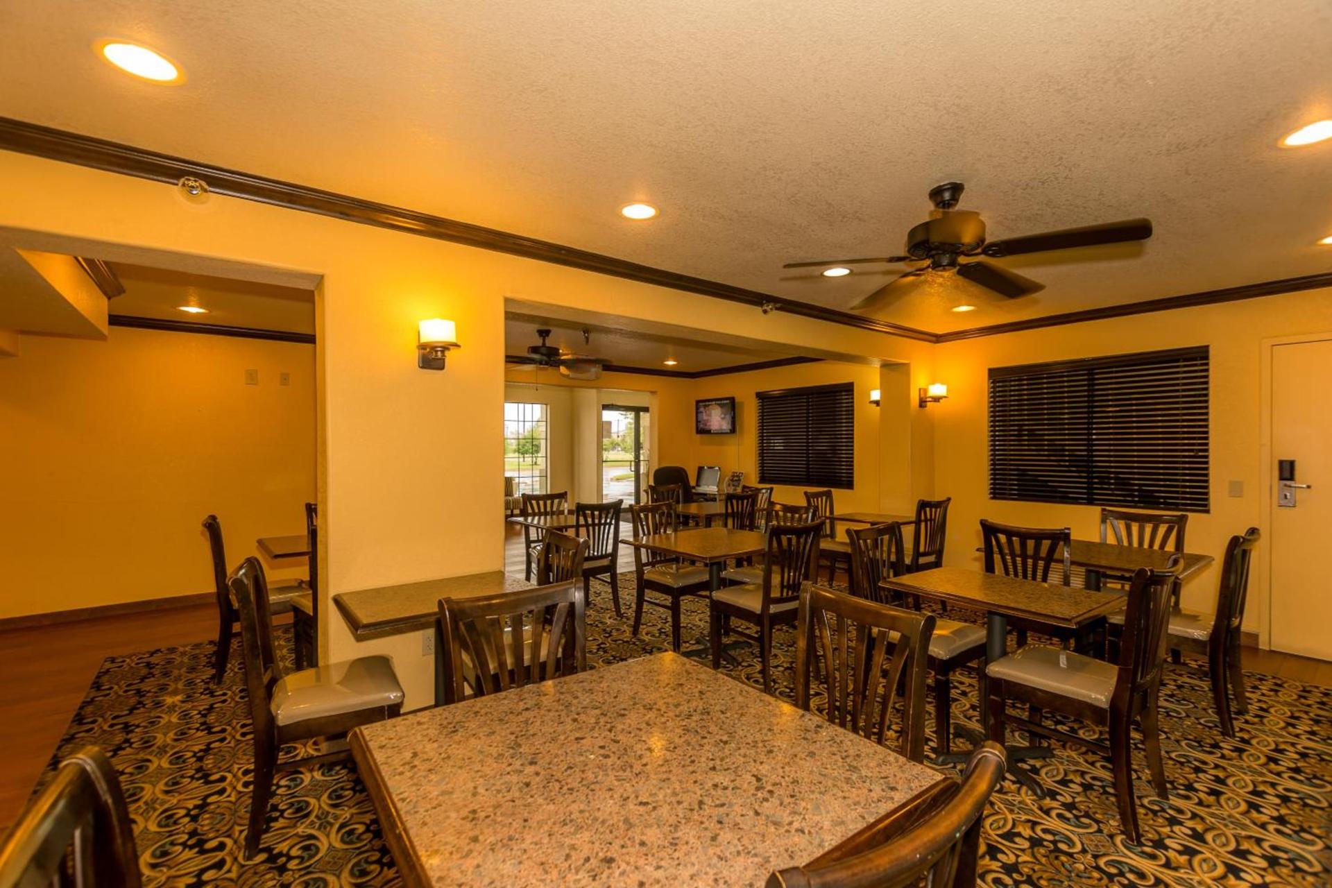 Super 8 by Wyndham Oklahoma Airport Fairgrounds West photo 21