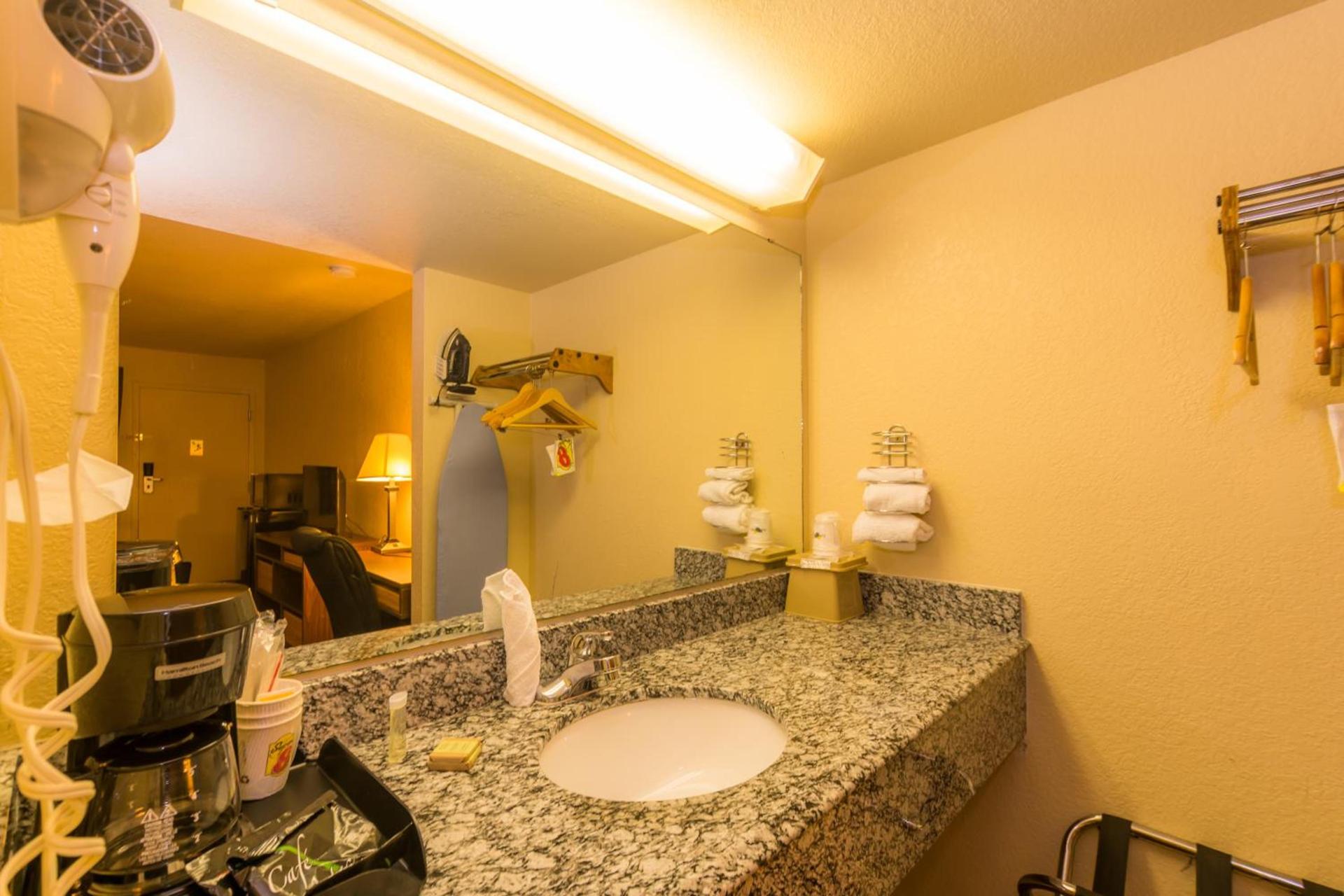 Super 8 by Wyndham Oklahoma Airport Fairgrounds West photo 16
