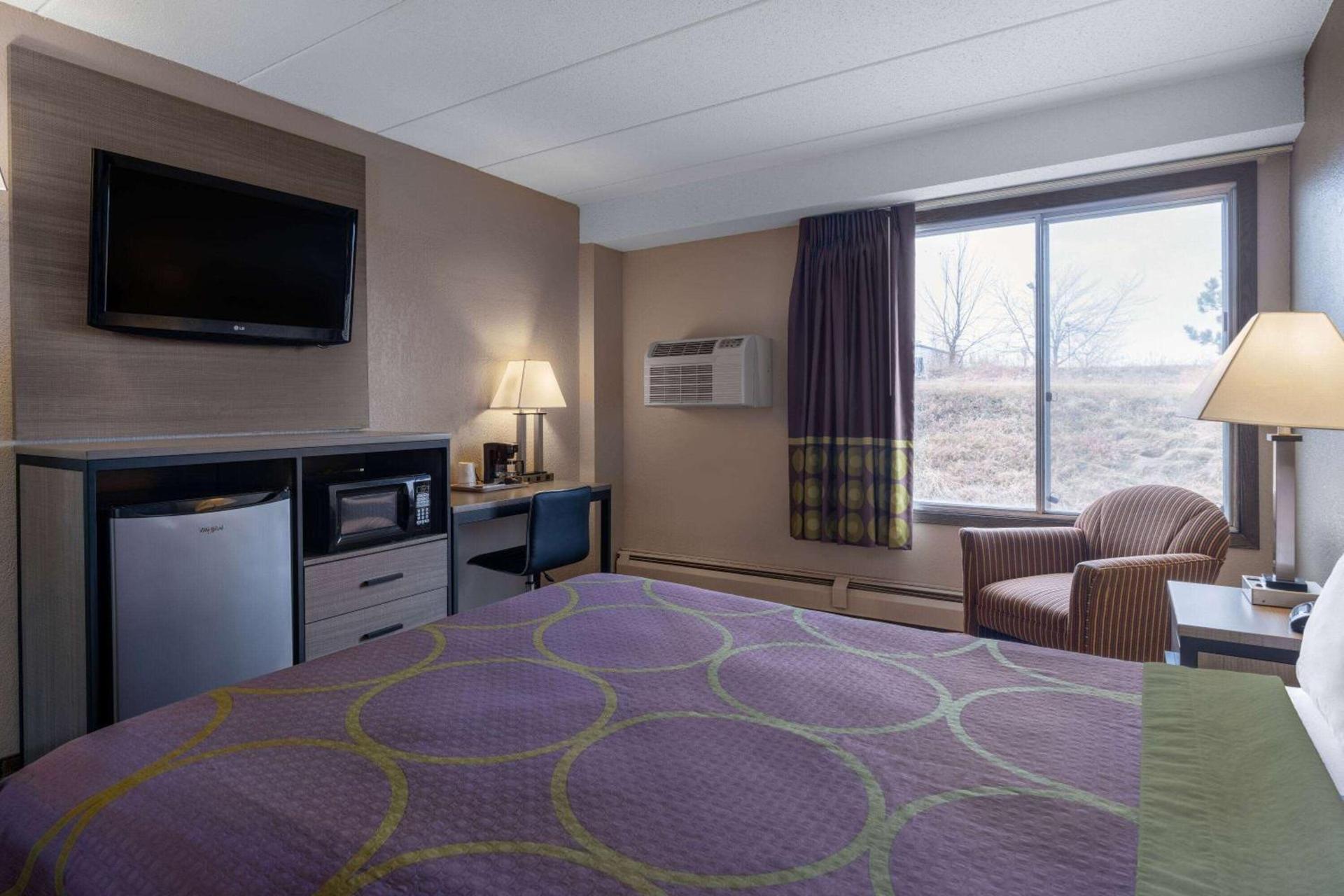 Super 8 by Wyndham Owatonna photo 10