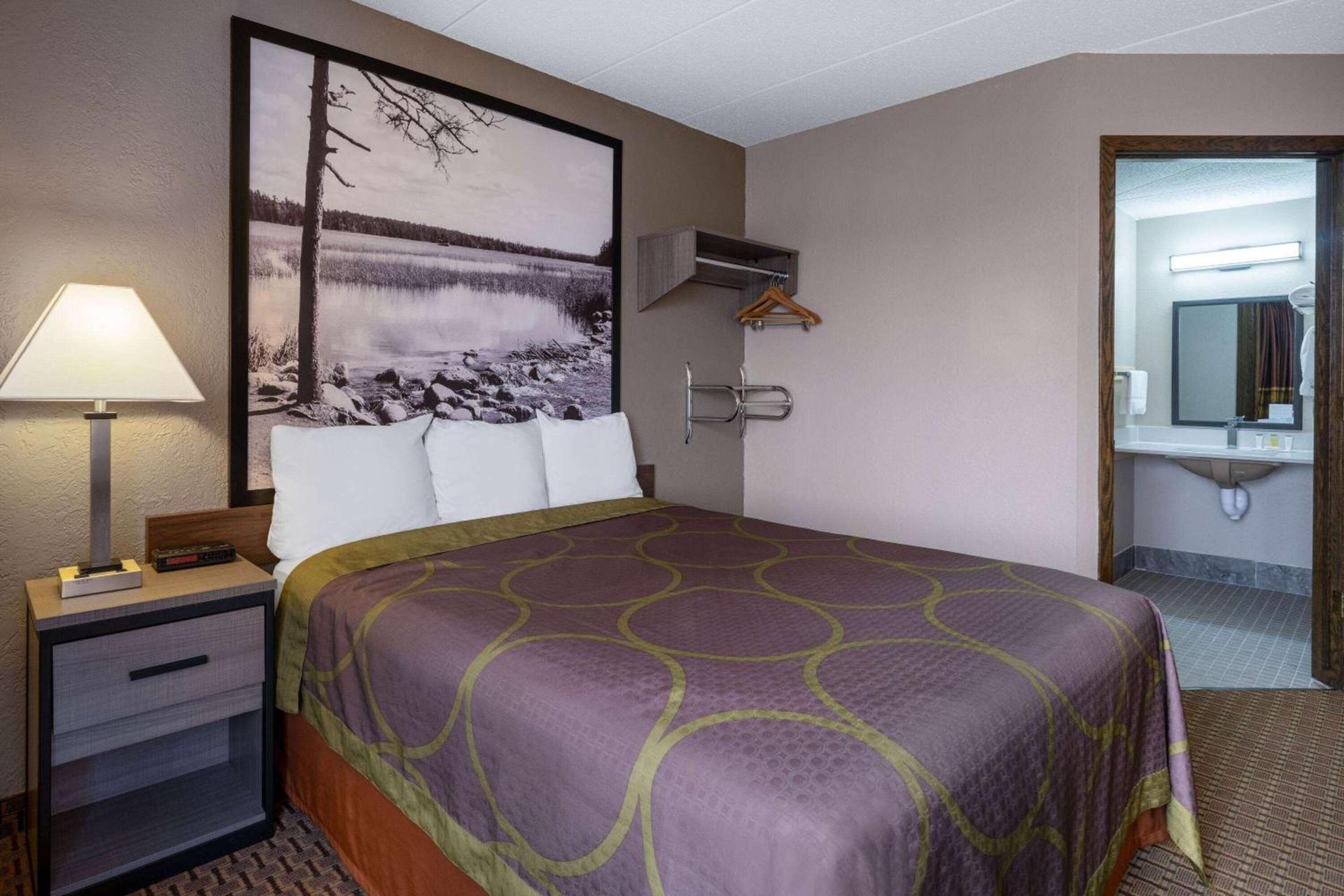 Super 8 by Wyndham Owatonna photo 20