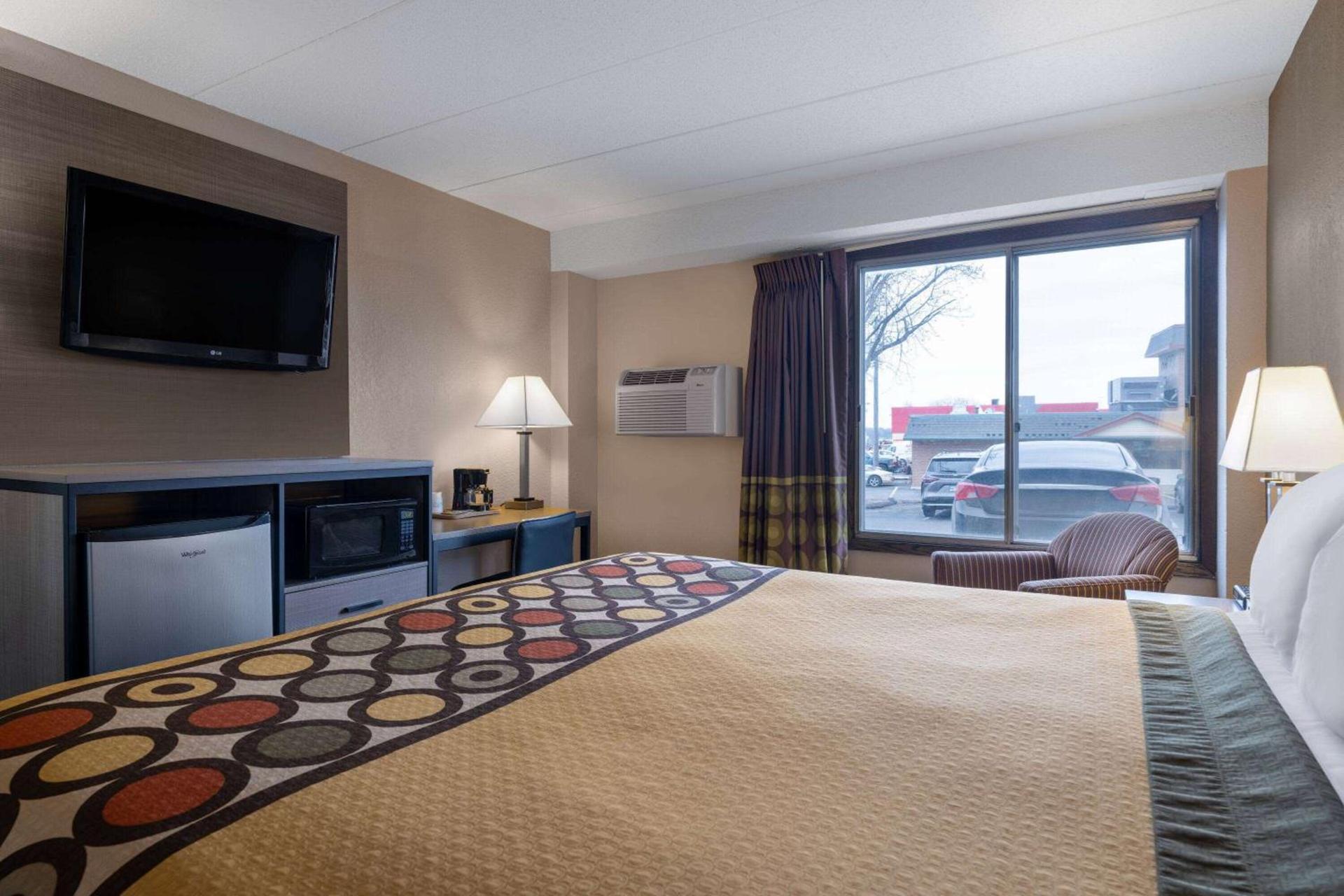 Super 8 by Wyndham Owatonna photo 23