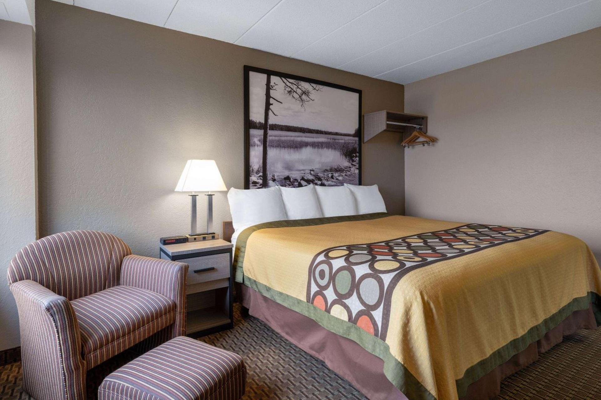 Super 8 by Wyndham Owatonna photo 24