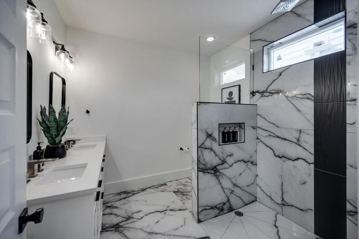 10 Percent OFF Elevator Rooftop with Hot Tub & Views photo 64