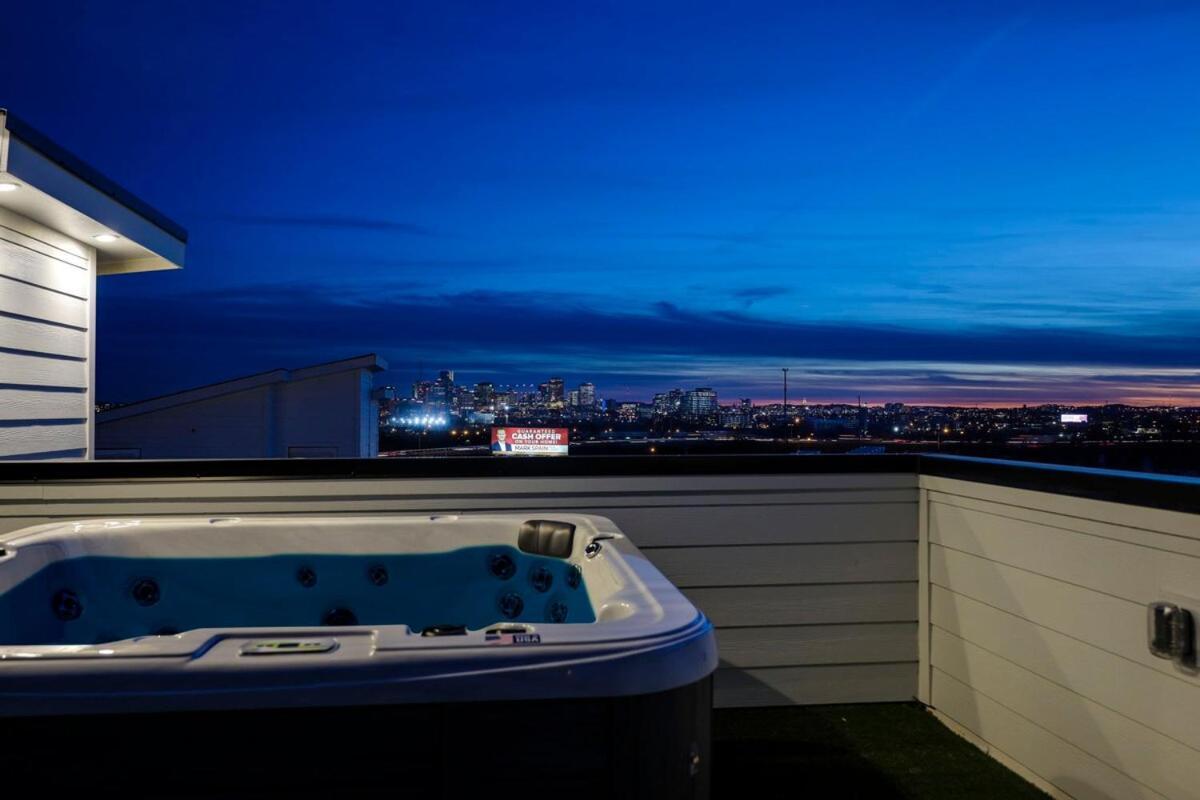 10 Percent OFF Elevator Rooftop with Hot Tub & Views photo 30