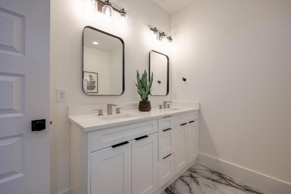 10 Percent OFF Elevator Rooftop with Hot Tub & Views photo 17