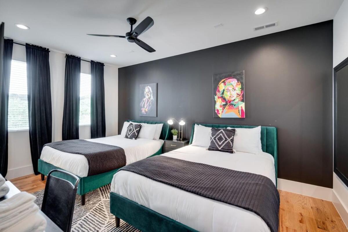 10 Percent OFF Elevator Rooftop with Hot Tub & Views photo 22