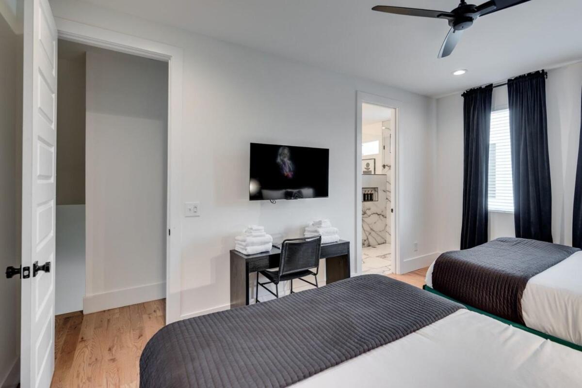 10 Percent OFF Elevator Rooftop with Hot Tub & Views photo 9