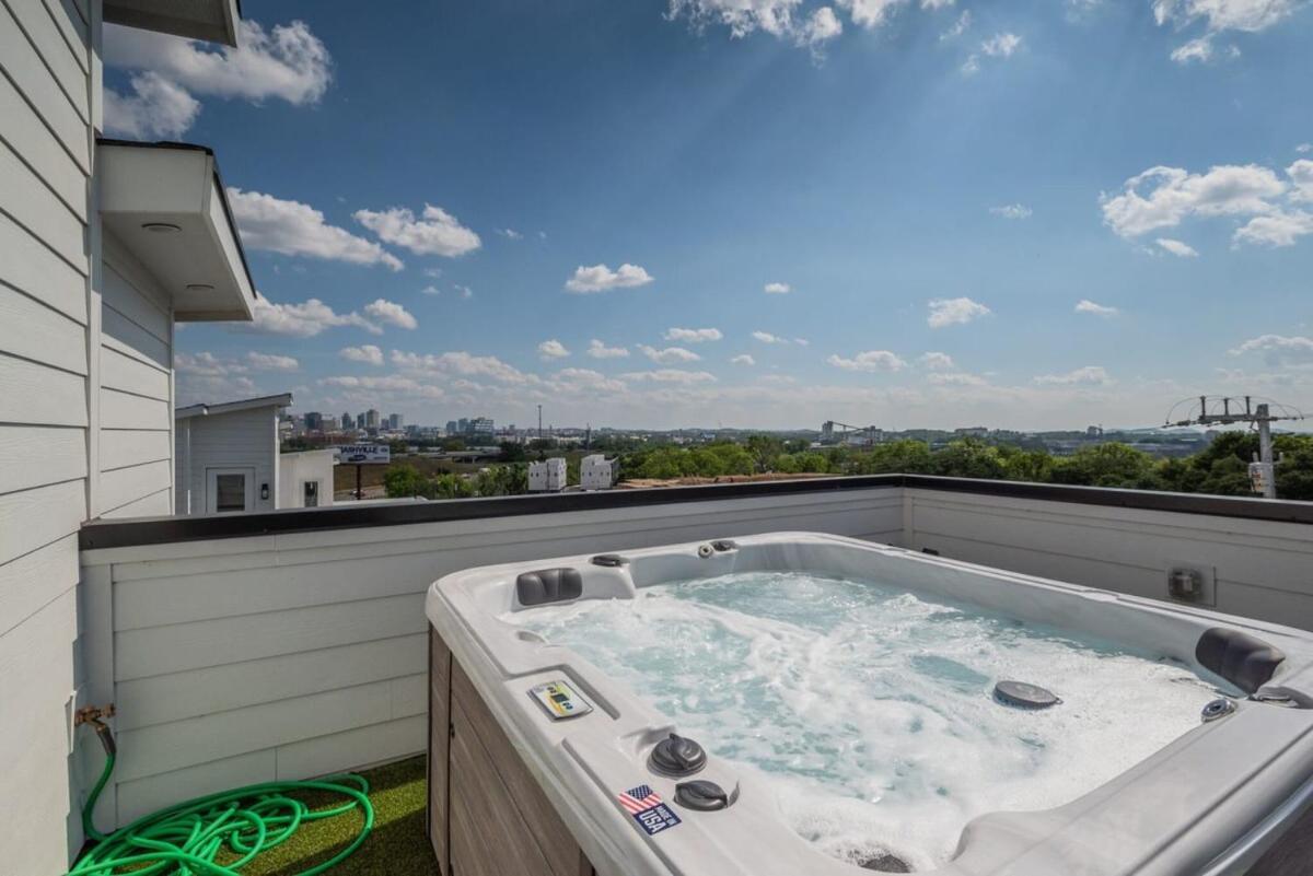 10 Percent OFF Elevator Rooftop with Hot Tub & Views photo 12