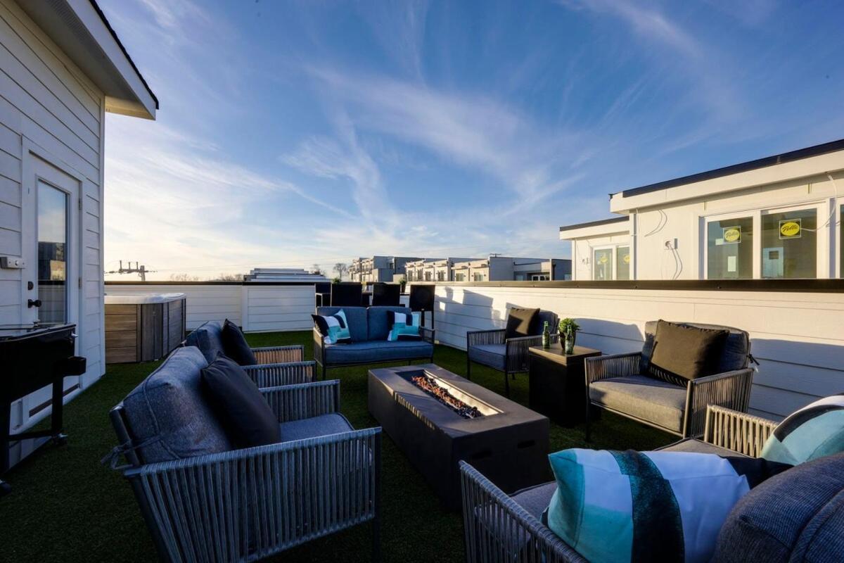 10 Percent OFF Elevator Rooftop with Hot Tub & Views photo 2