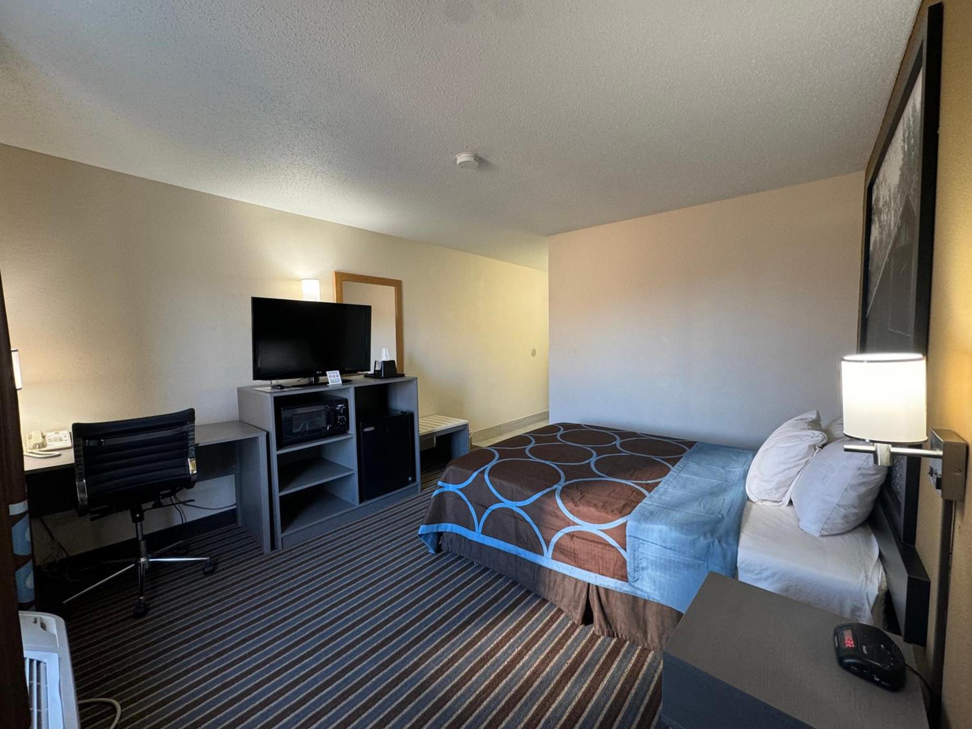 Super 8 by Wyndham Columbia Clark Lane photo 41
