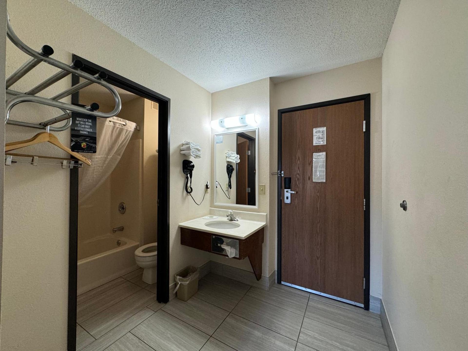 Super 8 by Wyndham Columbia Clark Lane photo 42