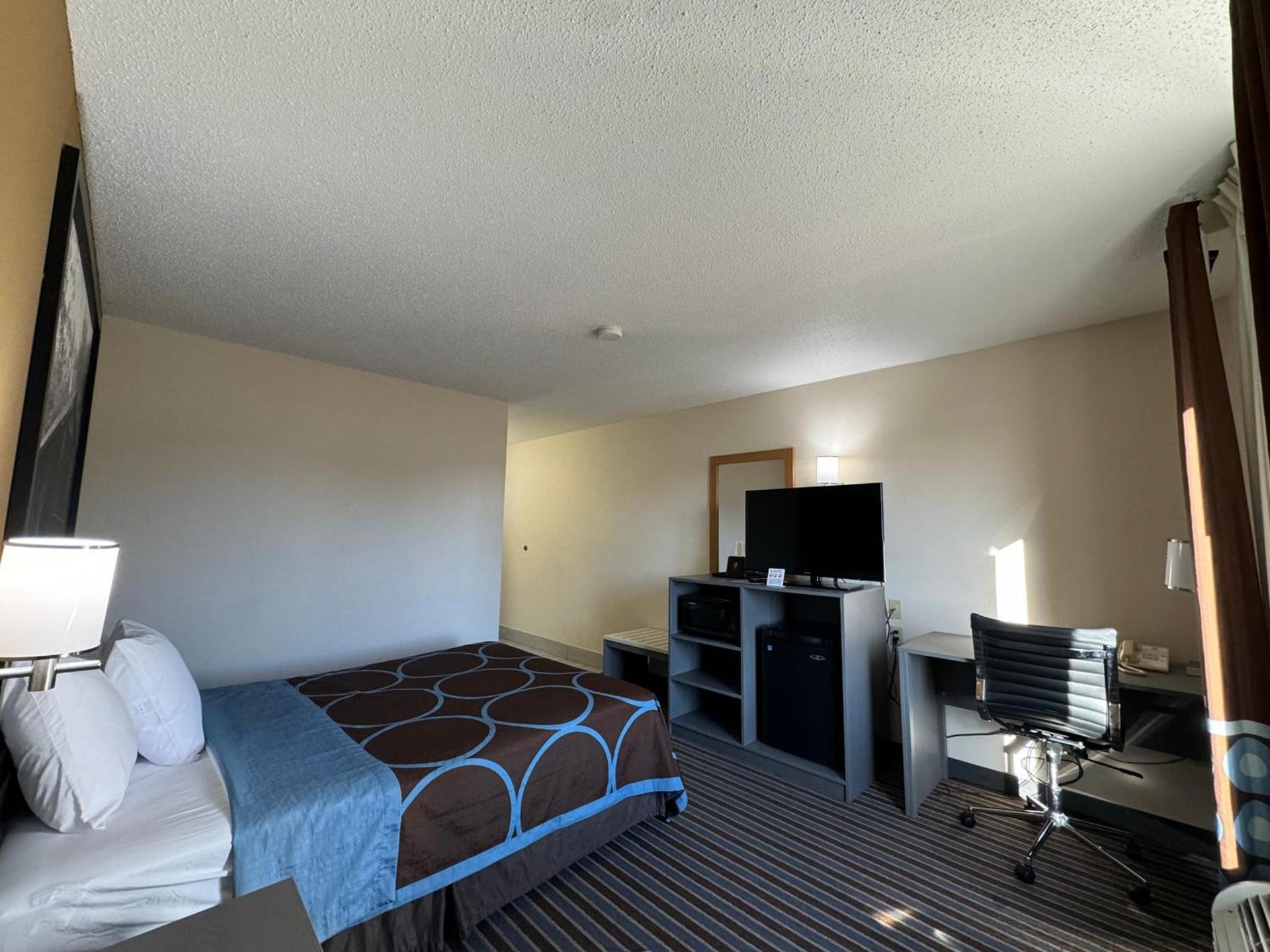 Super 8 by Wyndham Columbia Clark Lane photo 49