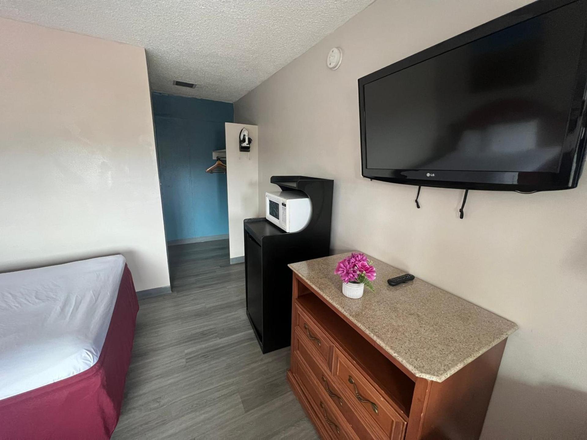 Days Inn by Wyndham Chico photo 18