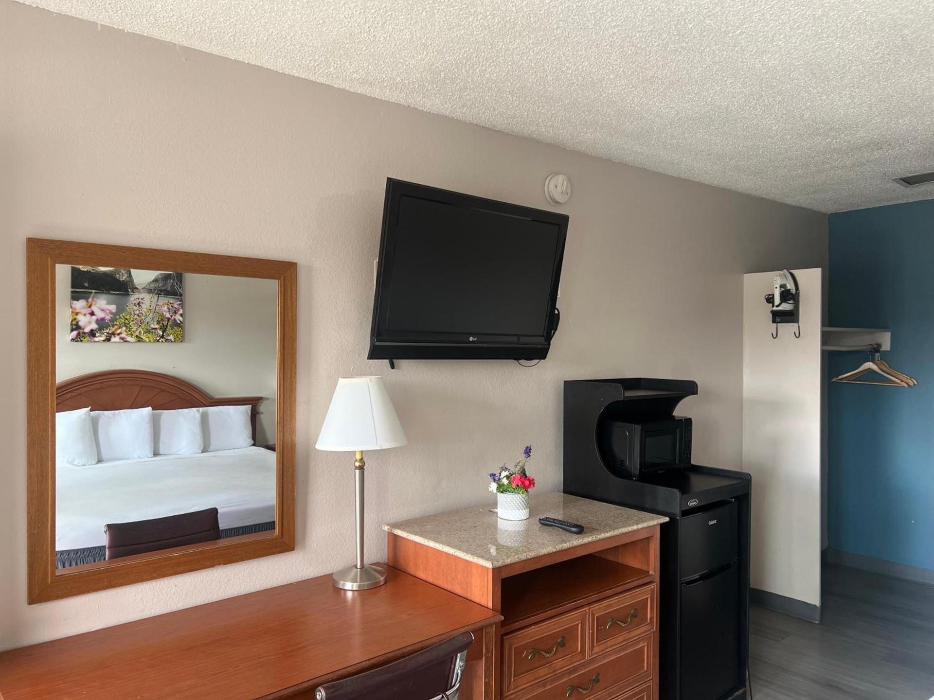 Days Inn by Wyndham Chico photo 17