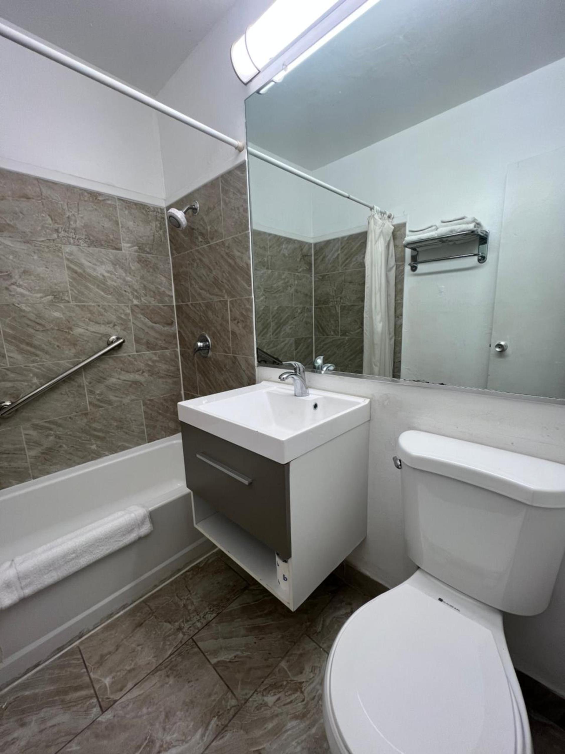 Days Inn by Wyndham Chico photo 3
