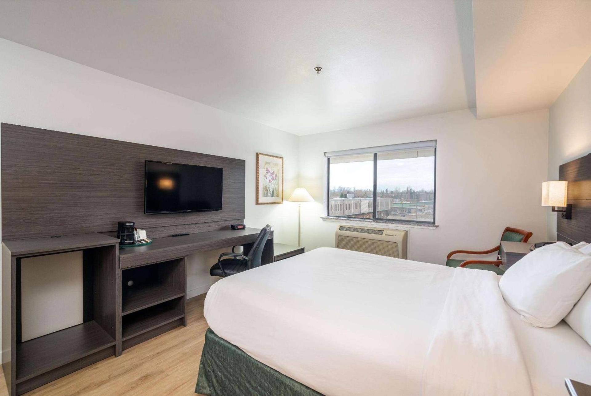 Baymont INN & Suites by Wyndham photo 74