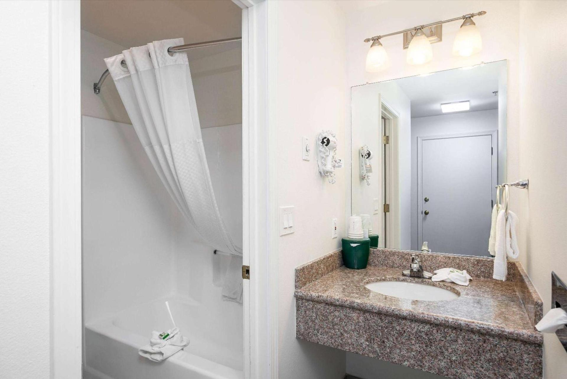 Baymont INN & Suites by Wyndham photo 26