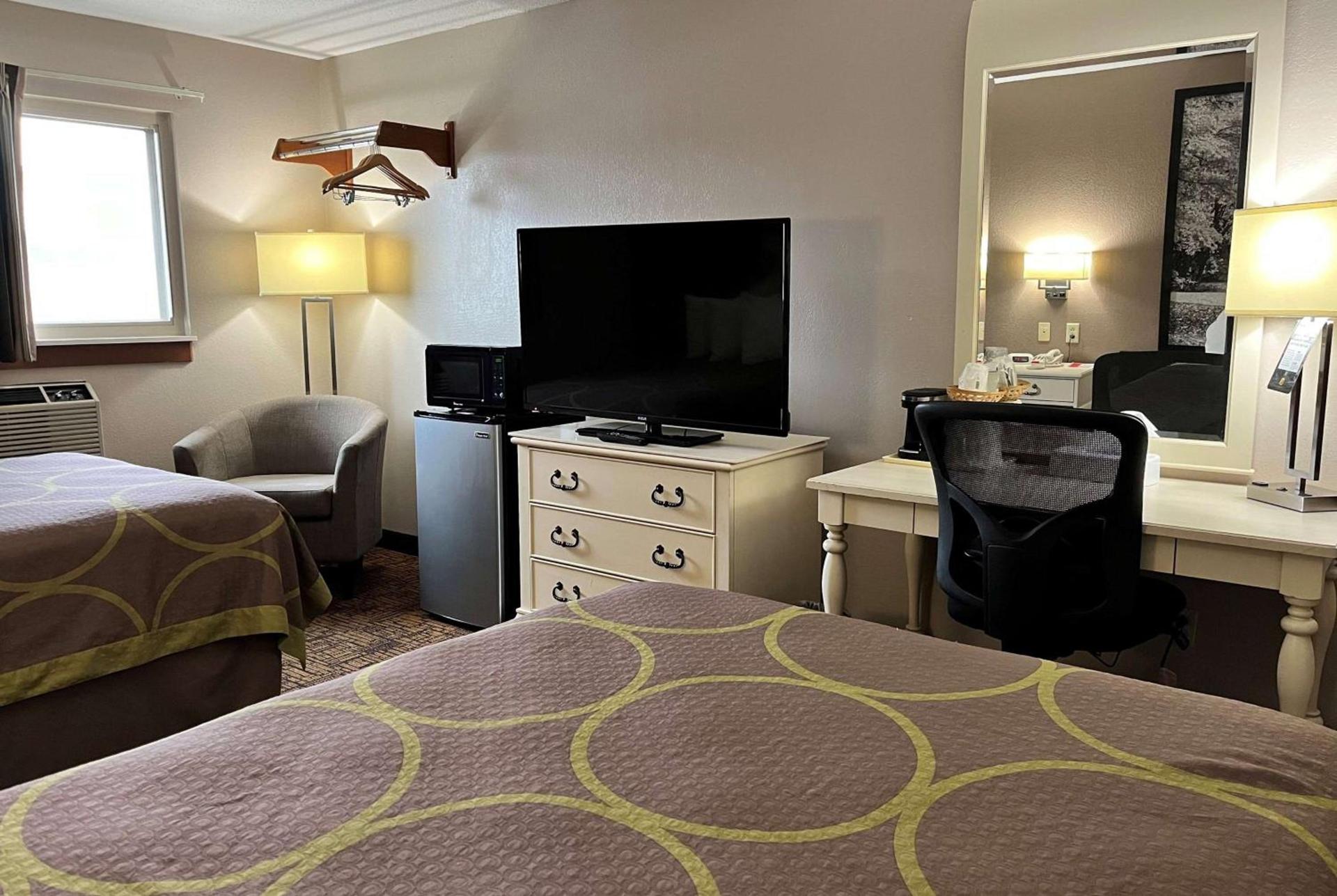Super 8 by Wyndham Indianapolis Emerson photo 6