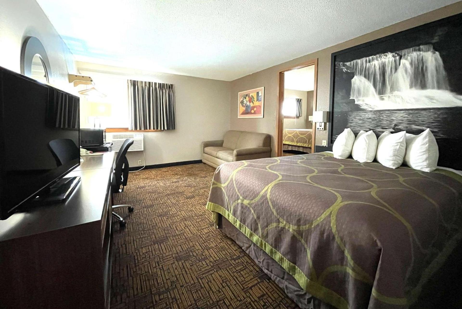 Super 8 by Wyndham Indianapolis Emerson photo 9