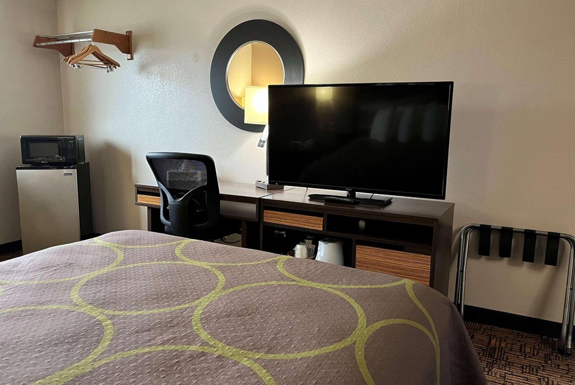 Super 8 by Wyndham Indianapolis Emerson photo 8