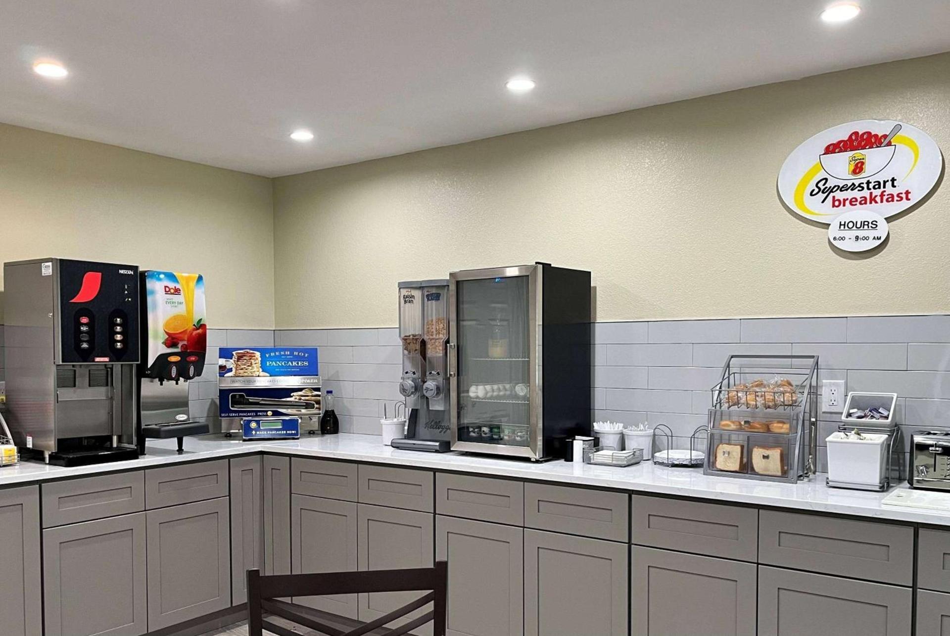 Super 8 by Wyndham Indianapolis Emerson photo 12