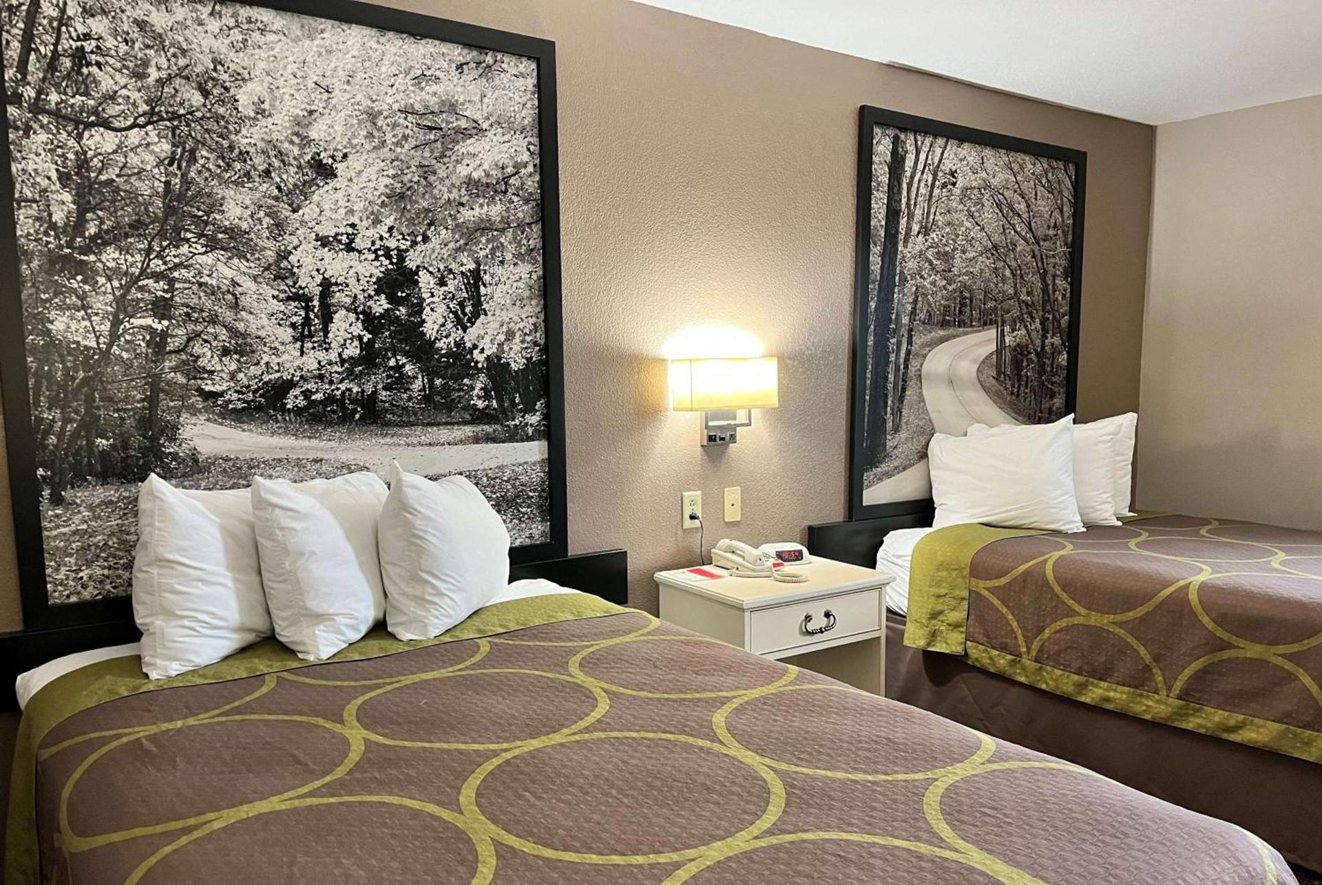 Super 8 by Wyndham Indianapolis Emerson photo 13