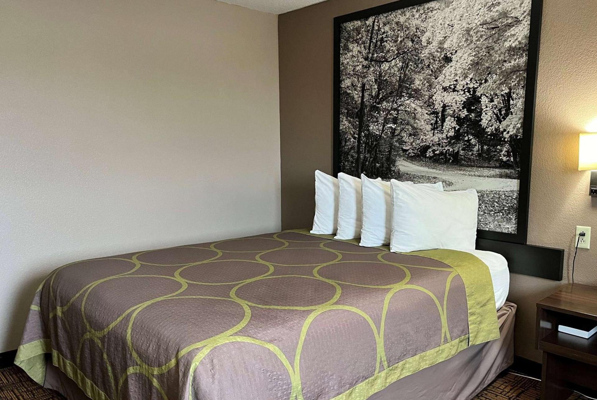 Super 8 by Wyndham Indianapolis Emerson photo 14
