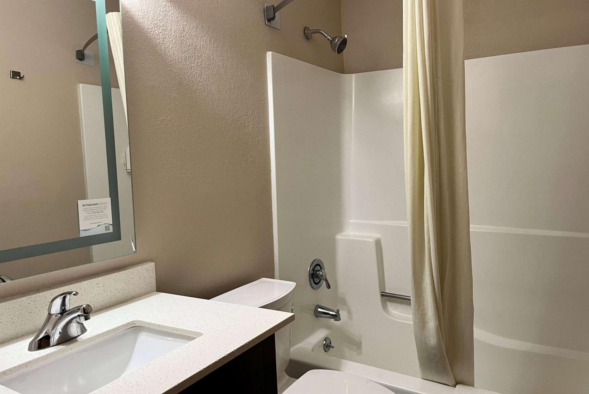 Super 8 by Wyndham Indianapolis Emerson photo 15