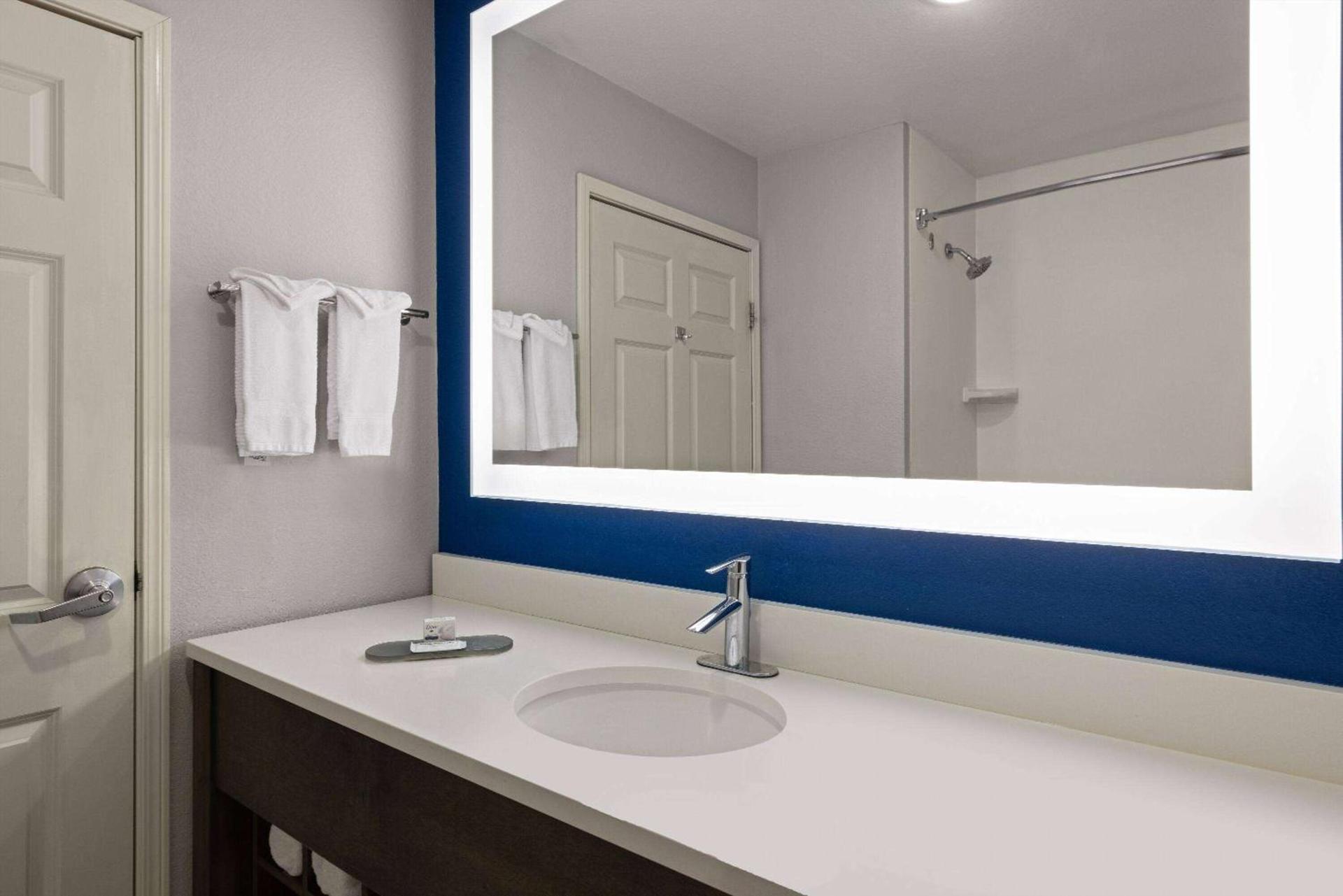 La Quinta Inn and Suites by Wyndham at WaTiki Waterpark photo 9