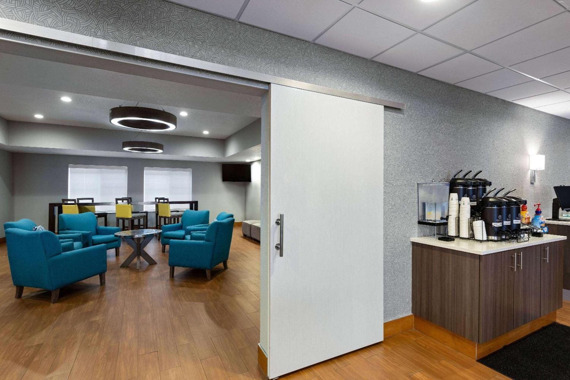 La Quinta Inn and Suites by Wyndham at WaTiki Waterpark photo 12